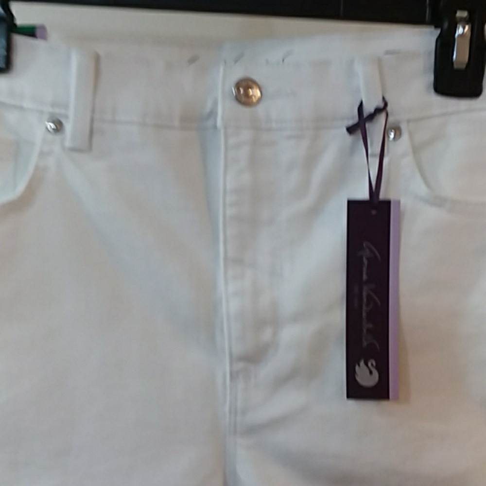 NEW Gloria Vanderbilt Capris